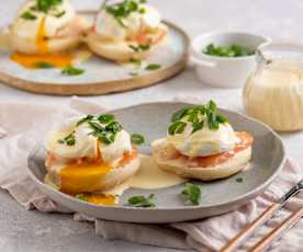 Jajka po benedyktyńsku z sosem holenderskim i wędzonym łososiem