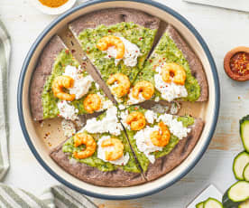 Pizza au riz noir avec crème de courgettes, crevettes sautées et cottage cheese