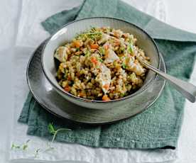 Lauwarmer Gerstensalat mit Gemüse und Poulet