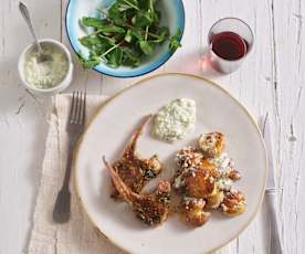 Costeletas de borrego com salada de batata assada