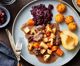 Ragoût de chevreuil avec pommes duchesse et chou rouge aux pommes 