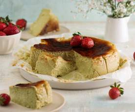 Baskijski sernik pistacjowy