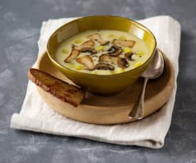 Erdäpfel-Pilz-Suppe mit Knoblauchbrot
