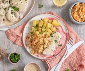 Eskalopki z indyka w sosie śmietanowo-musztardowym z ziemniakami i surówką