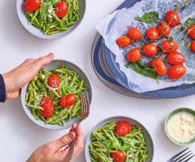 Pâtes au pesto, tomates cerise et basilic