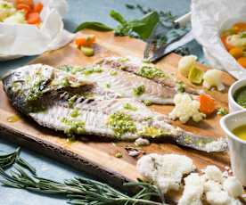 Dorada a la sal con verduras, pesto de hierbas y vinagreta de naranja