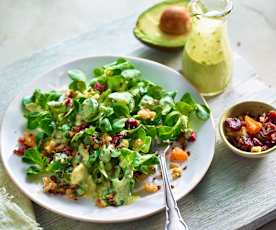 Insalata di avocado, mirtilli rossi e noci