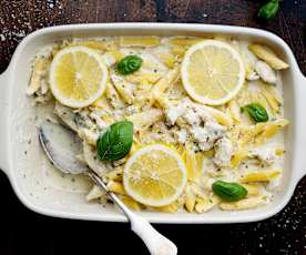 Pasta con pollo en salsa de limón y albahaca con queso ricota