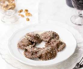 Ravioli al cacao con ripieno di ricotta e noci