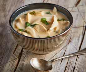 Soupe de poulet thaïlandaise à la noix de coco et à la citronnelle