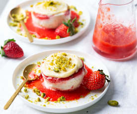 Parfait aux fraises, chocolat blanc et pistaches