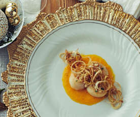 Capesante su purea di zucca, anacardi e porro croccante