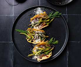 Teja de parmesano con espárragos