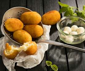 Italienische Reiskroketten mit Mozzarellakern (Arancini)