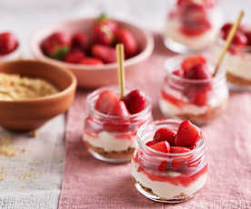 Sous-vide Erdbeeren mit weißem Schokomousse