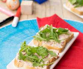 Crostini di pane bianco con mousse al prosciutto crudo