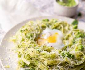 Tagliatelle com pesto de ervilhas e ovos quentes