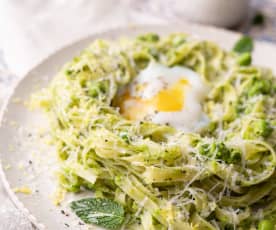 Tagliatelle au pesto de petits pois et œuf poché