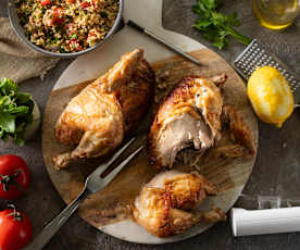 Frango e tabule com tomate e hortelã