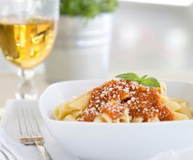 Μακαρόνια με σάλτσα ντομάτας και βασιλικό