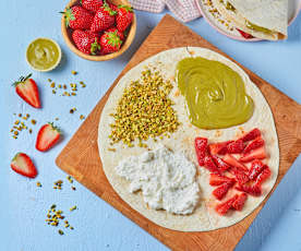 Tortilla hack dolce con fragole caramellate, crema di ricotta e pistacchi