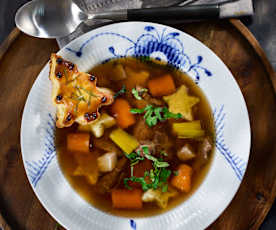 Rinder-Consommé mit Grießsternchen und Gemüseeinlage