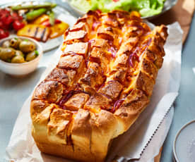 Lekko czerstwy chleb zapiekany z boczkiem i serem