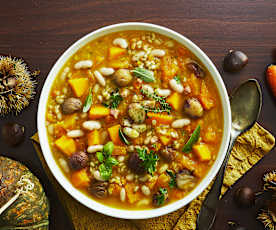 Minestra di zucca, castagne e fagioli