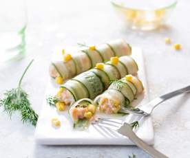 Rollitos de pepino rellenos de tartar de salmón con maíz dulce