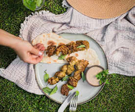 Grillowane kebaby z kurczaka z sosem tahini i podpłomykami