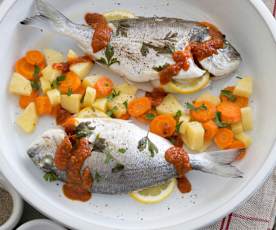 Τσιπούρες με πατάτες και σάλτσα ντομάτας