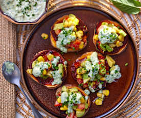 Gegrillte Süßkartoffelscheiben mit Topping (vegan)