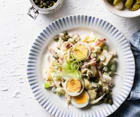 Ensalada de patata con verduras encurtidas y huevo