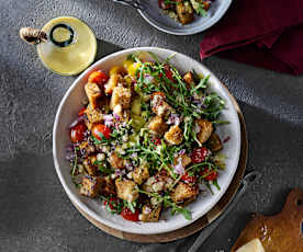 Italienischer Brotsalat mit Cherry-Tomaten und roten Zwiebeln