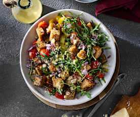Kızarmış Ekmek ve Domatesli İtalyan Salatası