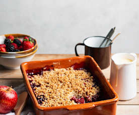 Crumble de frutas de verano con crema inglesa