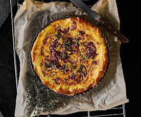 Rote Zwiebeltarte mit Schafskäse