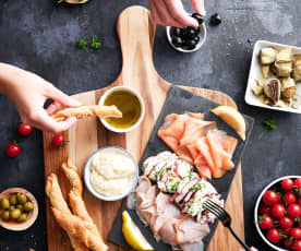 Plato de mariscos con pulpo, carpaccio de pez espada y salmón ahumado
