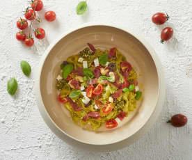 Farfalle con pesto di anacardi, olive e bresaola