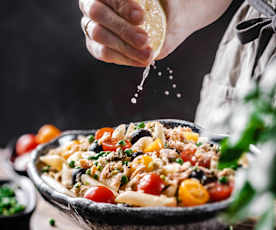 Sałatka z makaronu z pstrągiem i warzywami