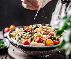 Ensalada de pasta con trucha y verduras