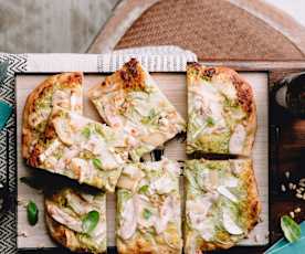 Pizza au poulet, oignons et chèvre