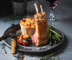 Carrè di agnello con verdurine, fagiolini e gratin di patate