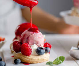 Mini Pavlovas con helado de frambuesa