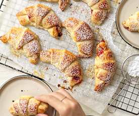 Rahmkipferl mit Marmeladefüllung