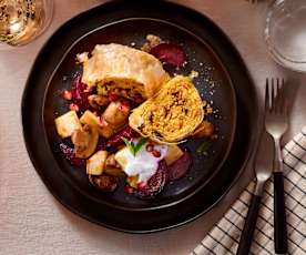 Couscous-Strudel mit Röstgemüse und Minz-Granatapfel-Dressing