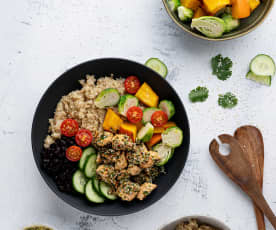 Bowl mit mariniertem Lachs, Quinoa und schwarzen Bohnen