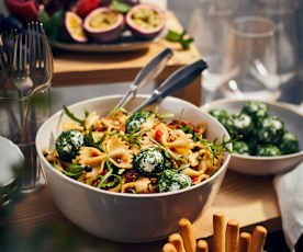 Nudelsalat mit Ziegenfrischkäse und Rucola