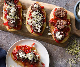 Tosta de morcilla de Burgos y pimientos salteados al vino tinto
