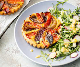 Tartaleta de verduras con ensalada de rúcula y canónigos